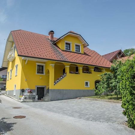 Apartma Ajda Komenda المظهر الخارجي الصورة